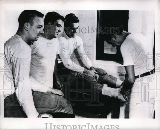1953 Press Photo Michigan St trainer Gayle Robinson wraps Bill Quinlan's ankle- Historic Images