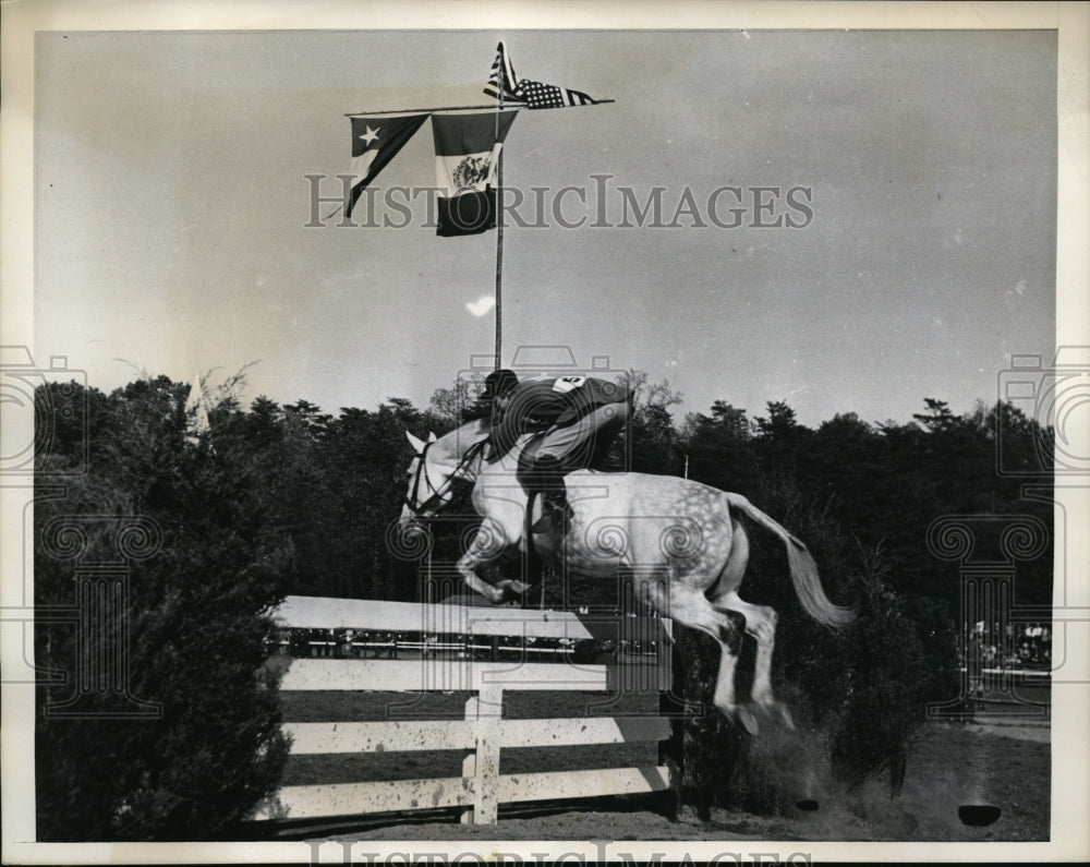 1936 Press Photo Mrs Peggy Hamilton on Two Leggins at Inter American horseshow- Historic Images