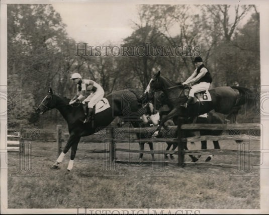 1939 Press Photo Essex Found Hounds race Golden Tower, Fair Coed - net02750- Historic Images