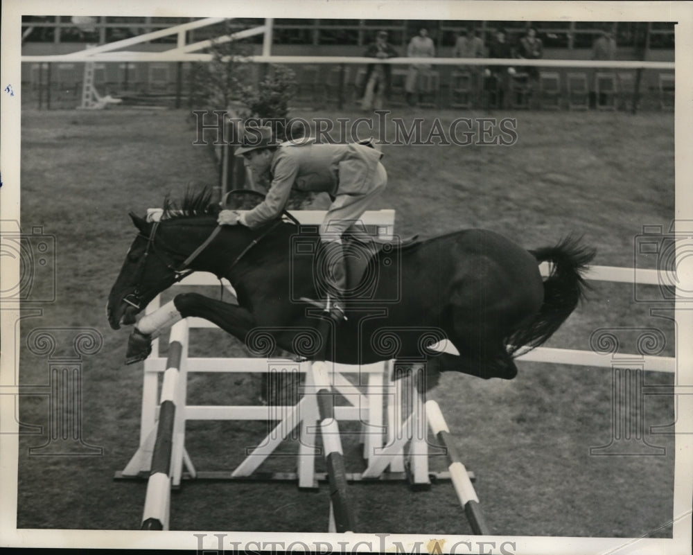 1939 Press Photo Charles Lewis on Cinelli at Piping Rock Horse Show, New York- Historic Images