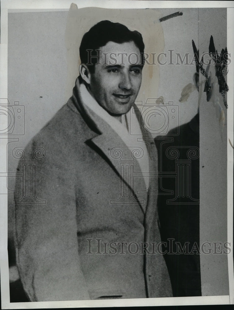 1934 Press Photo Alden Roark as he arrives at a boxing venue - net02828- Historic Images