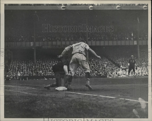 1932 Press Photo Police Dept runner Smith safe at first base - net02958- Historic Images