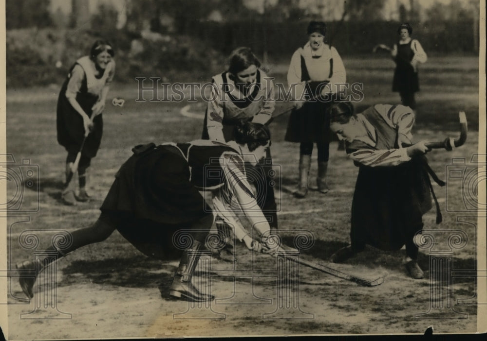 1921 Press Photo Red versus Yellow during Chiswick Ladies&#39; Field Hockey Club- Historic Images