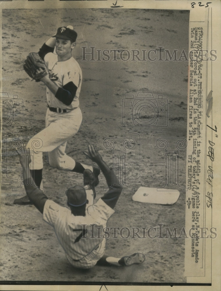 1964 Press Photo Meta Amede Samuel tries to take out Twins Bernie Allen at 2nd- Historic Images