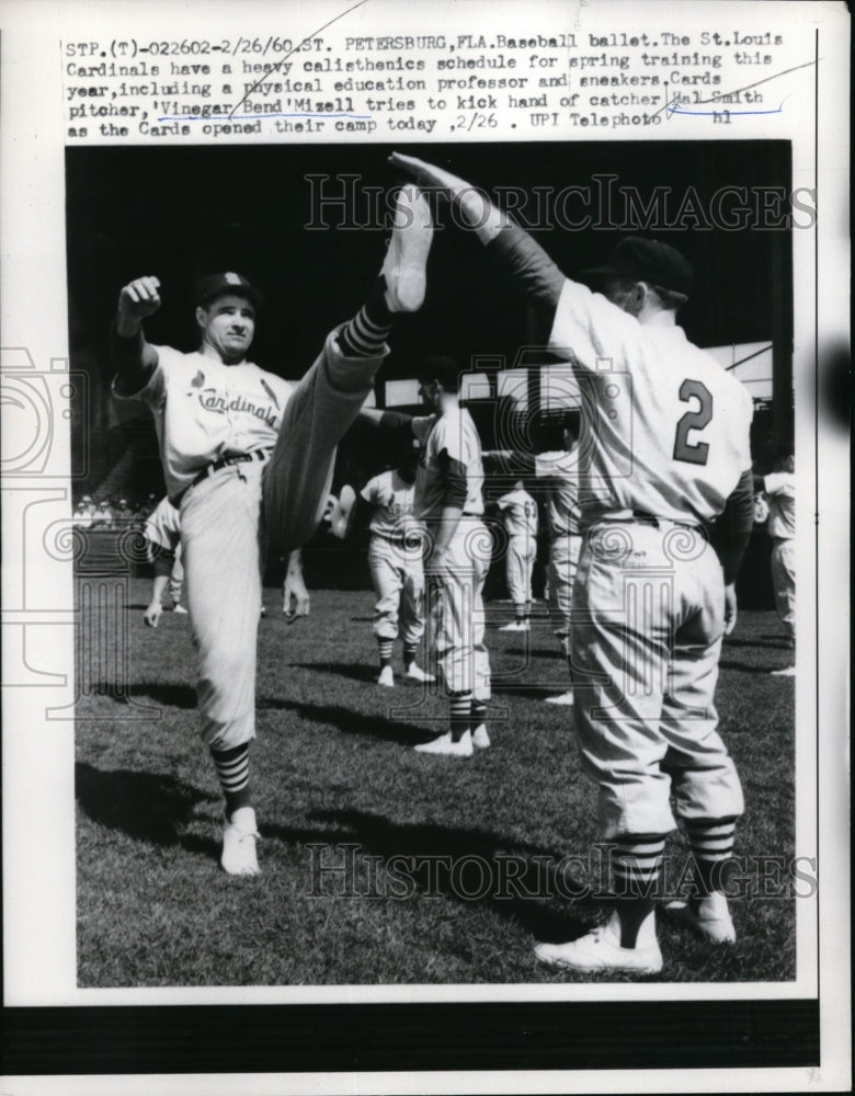 1960 Press Photo Cardinals pitcher &quot;Vinegar Bend&quot; Mizell does heavy calisthenics- Historic Images