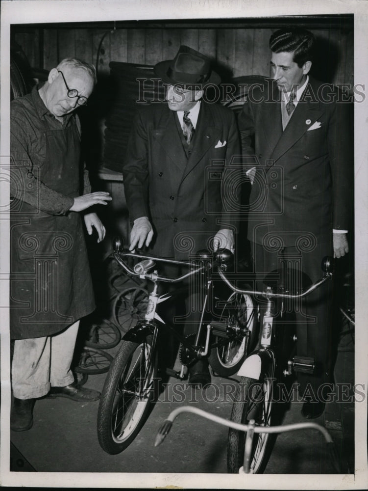 1944 Press Photo Hyman Radousky, OPA&#39;s Rae Walters &amp; Marion Isbell - net03936- Historic Images