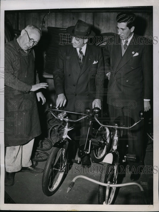 1944 Press Photo Hyman Radousky, OPA's Rae Walters & Marion Isbell - net03936- Historic Images