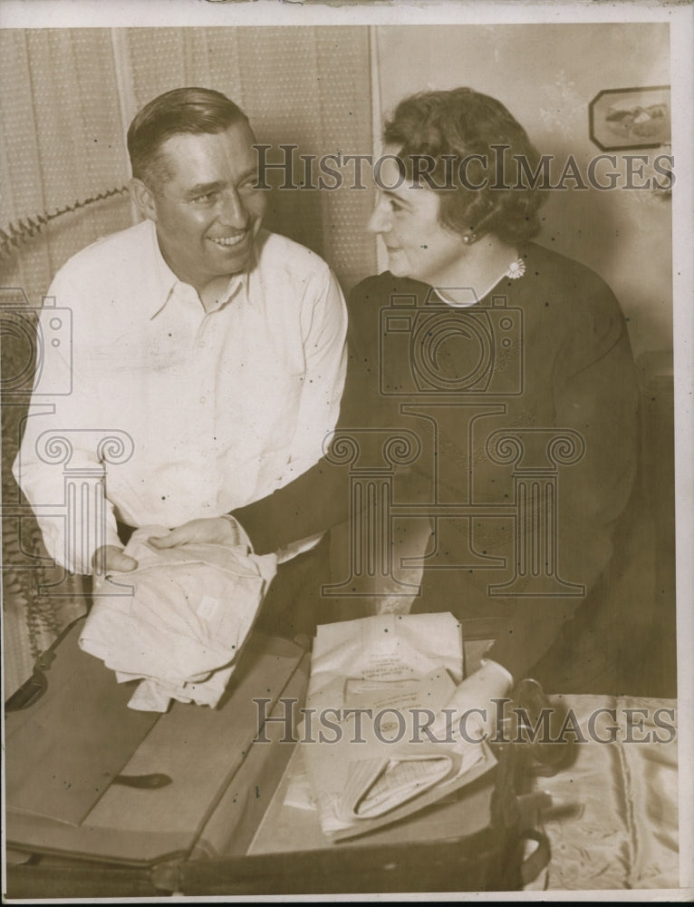 1937 Press Photo Mr &amp; Mrs Oscar Vitt packing for a trip from their home- Historic Images