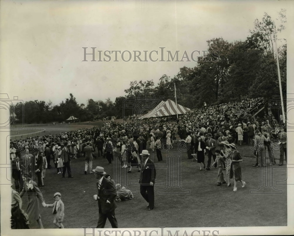 1941 Press Photo United Hunts race fans in NY at the paddock of steeplechase- Historic Images