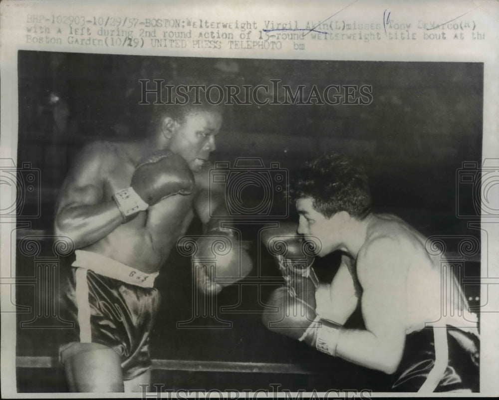 1957 Press Photo Boxer Virgil Akin misses a punch on Tony DeMarco during fight- Historic Images