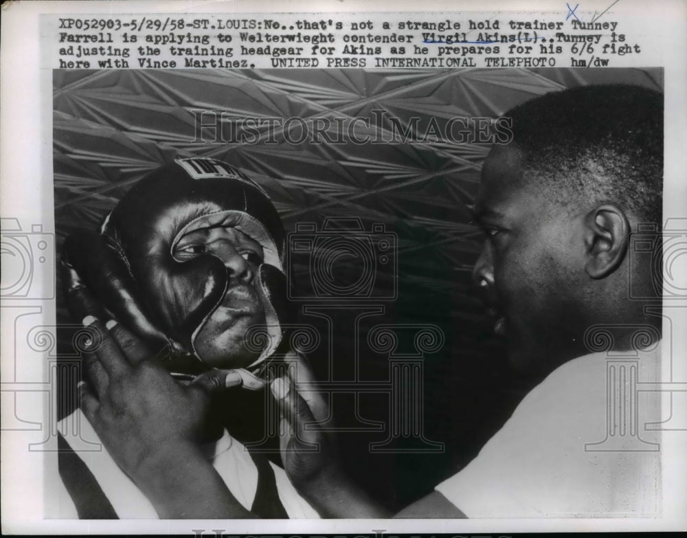 1958 Press Photo Trainer Tunney Farrell puts headgear on boxer Virgil Akins- Historic Images