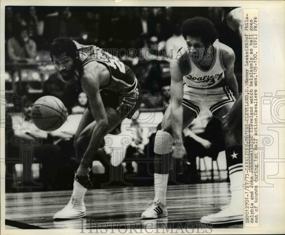 1973 Press Photo 76ers Manny Leaks and Cavaliers John JOhnson fight for ball- Historic Images