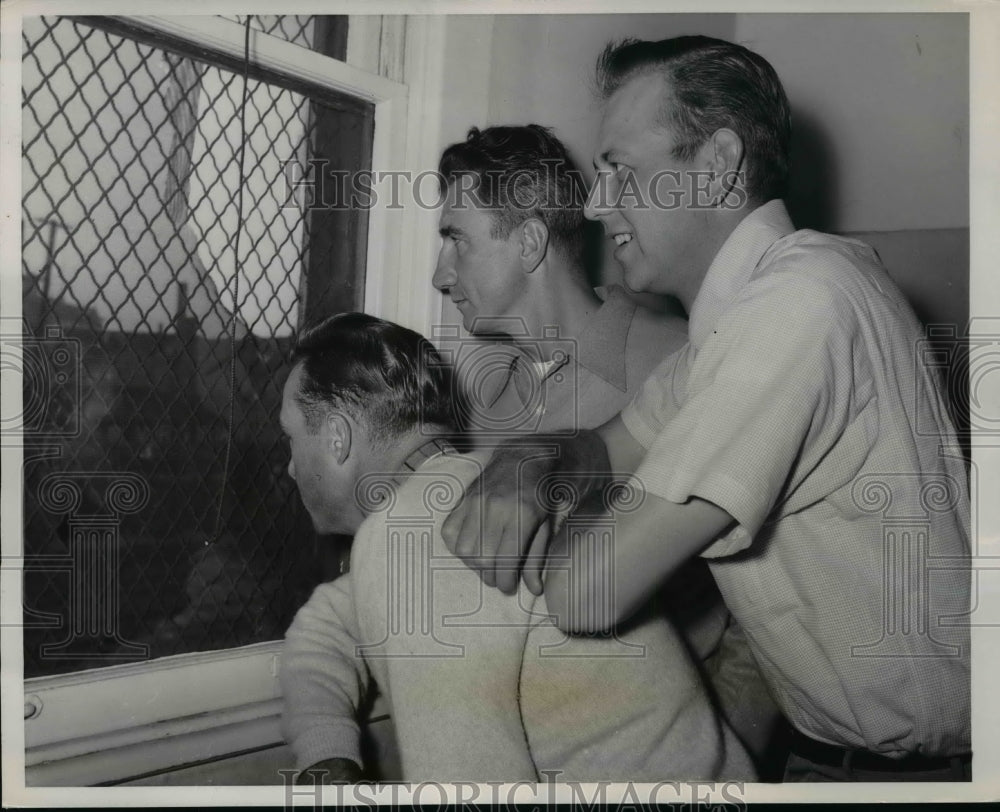 1954 Press Photo Frank Baumholtz, Hank Sauerm Bib Rush of Cubs - net04937- Historic Images