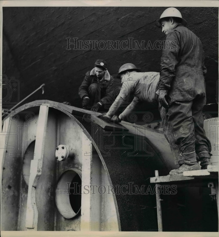 1954 Press Photo Men applying Foamglas to outside of Knolls Atomic Power Lab- Historic Images