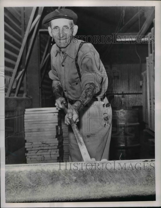 1953 Press Photo Ed Kibbe, whose body makes two points of extra blood per week- Historic Images