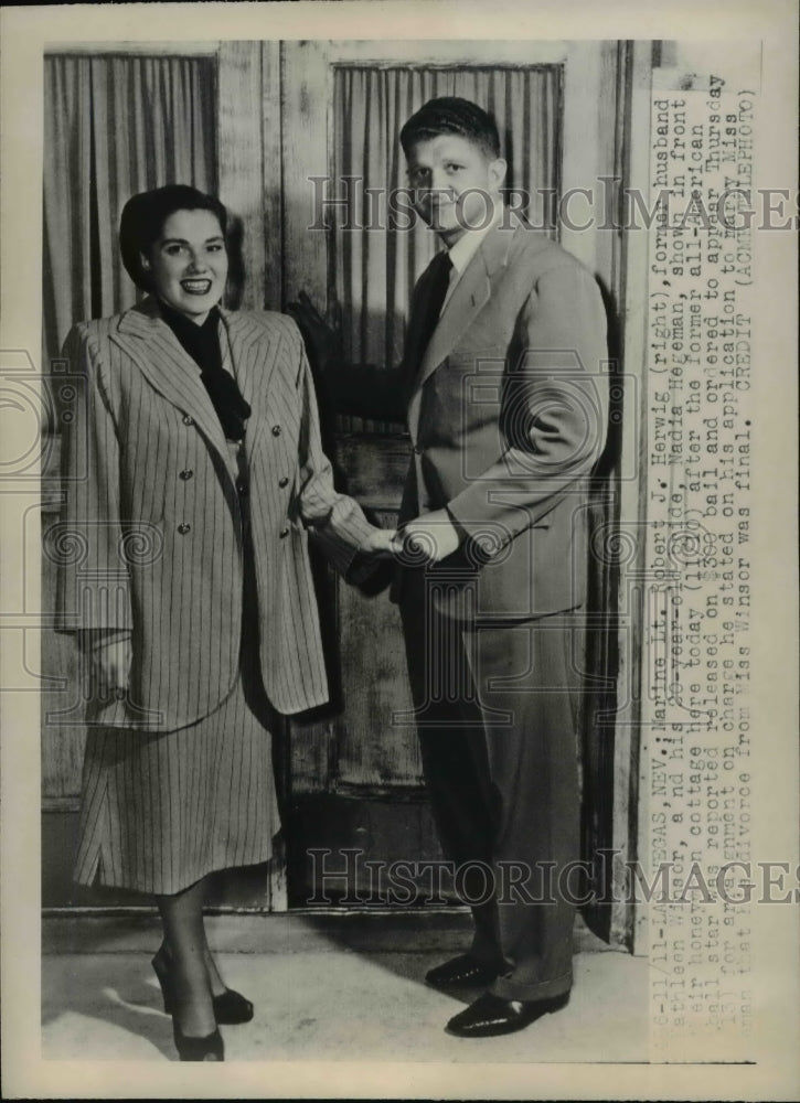 1947 Press Photo Marine Lt Robert J Herwig &amp; bride in Las Vegas Nevada- Historic Images