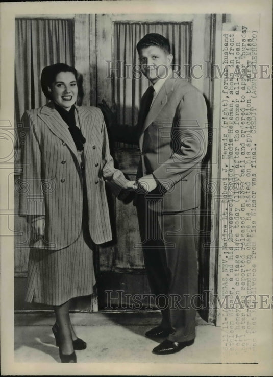 1947 Press Photo Marine Lt Robert J Herwig & bride in Las Vegas Nevada- Historic Images