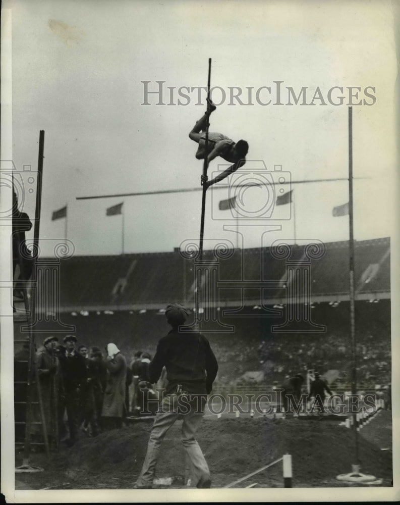 1931 Press Photo Cornell University pole vaulter Collier clears the bar- Historic Images