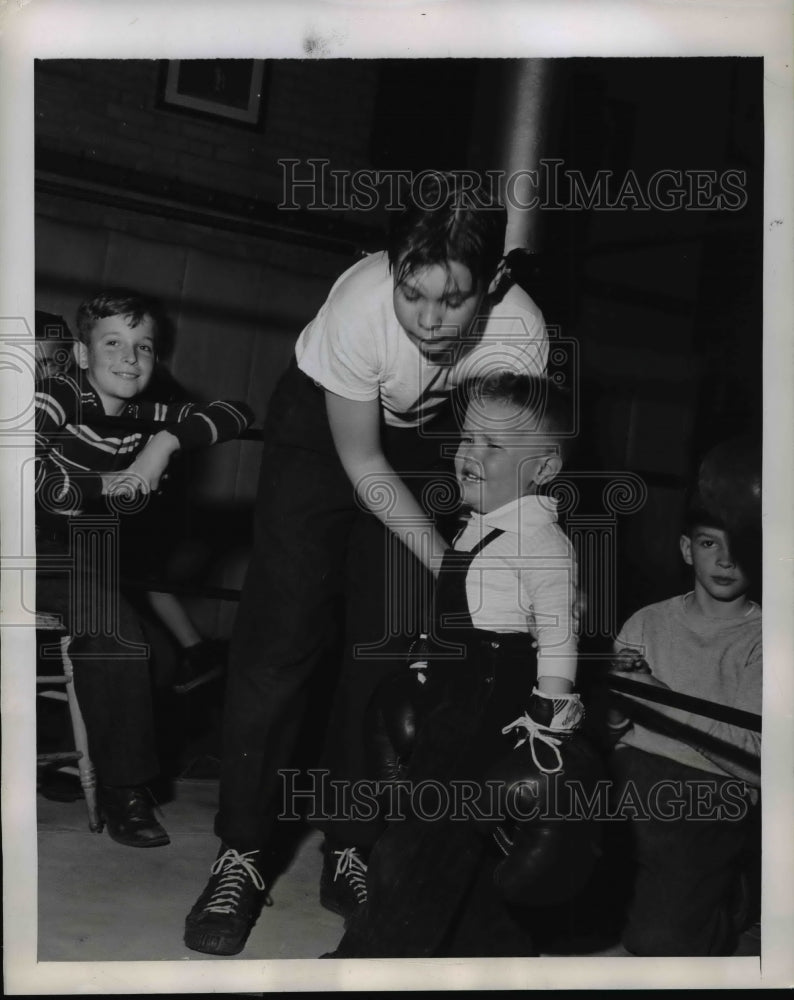 1947 Press Photo Four year old boxer Bobby Harbold cries after winning match- Historic Images