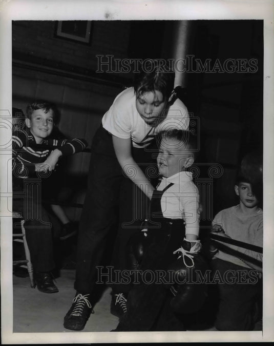 1947 Press Photo Four year old boxer Bobby Harbold cries after winning match- Historic Images