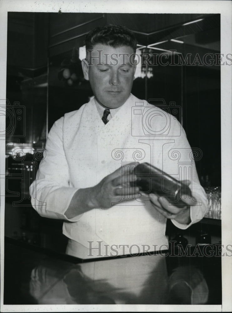 1935 Press Photo Irish Muesel former NY Giants now bartender in LA cafe- Historic Images