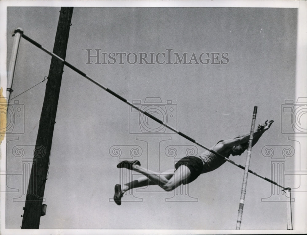 1944 Press Photo Cornelius Warmerdam set new pole vault record at Drake Relays- Historic Images