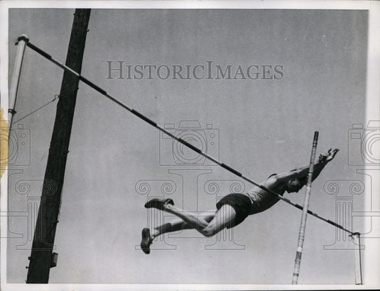 1944 Press Photo Cornelius Warmerdam set new pole vault record at Drake Relays- Historic Images