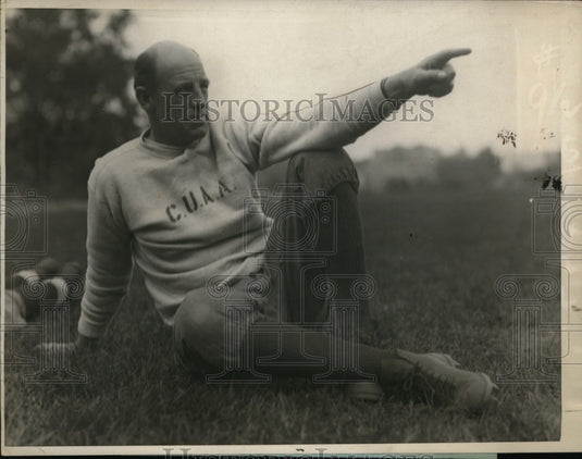1924 Press Photo Columbia University coach Percy Haughton at practice- Historic Images