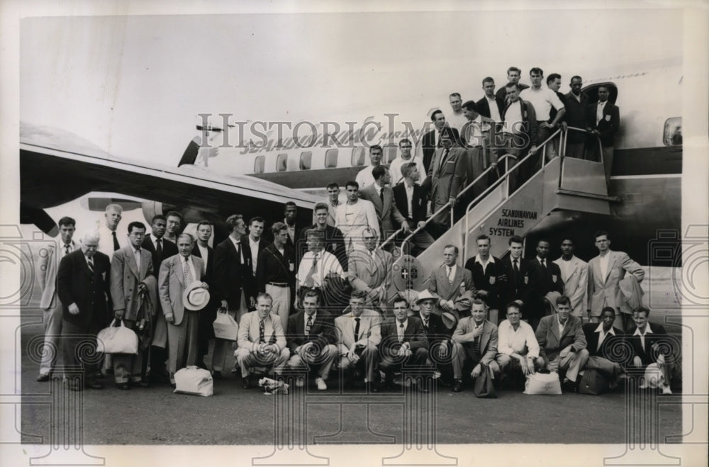 1949 Press Photo AAU chamos board plane to Scandinavian meet in Oslo - net06357- Historic Images