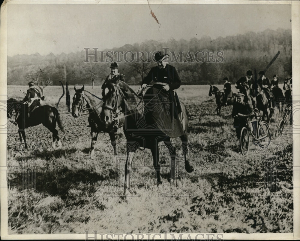 1929 Press Photo Duchess d&#39;Uzes leads the pack at French hunting season- Historic Images