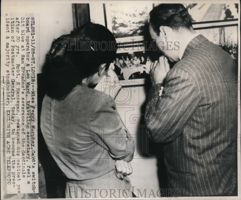 1947 Press Photo Peggy Murphey &amp; Leo Ward with St Louis Cardinals office- Historic Images