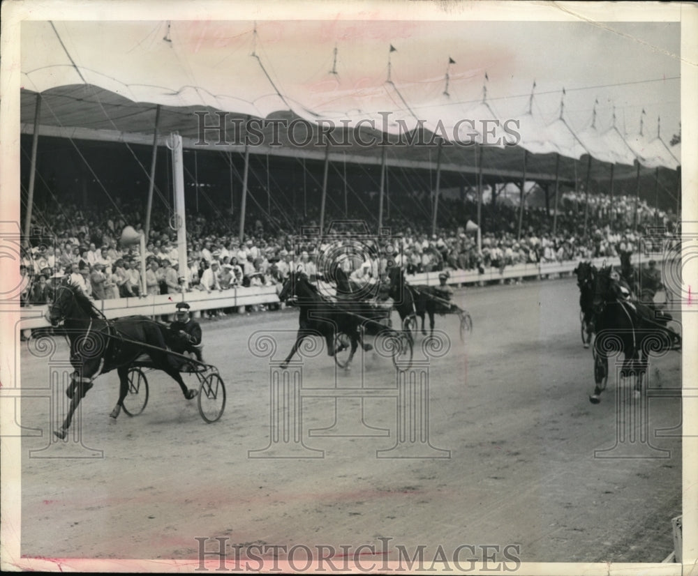 1942 Press Photo Ambassador wins 16th annual Hambletonian Stakes race- Historic Images