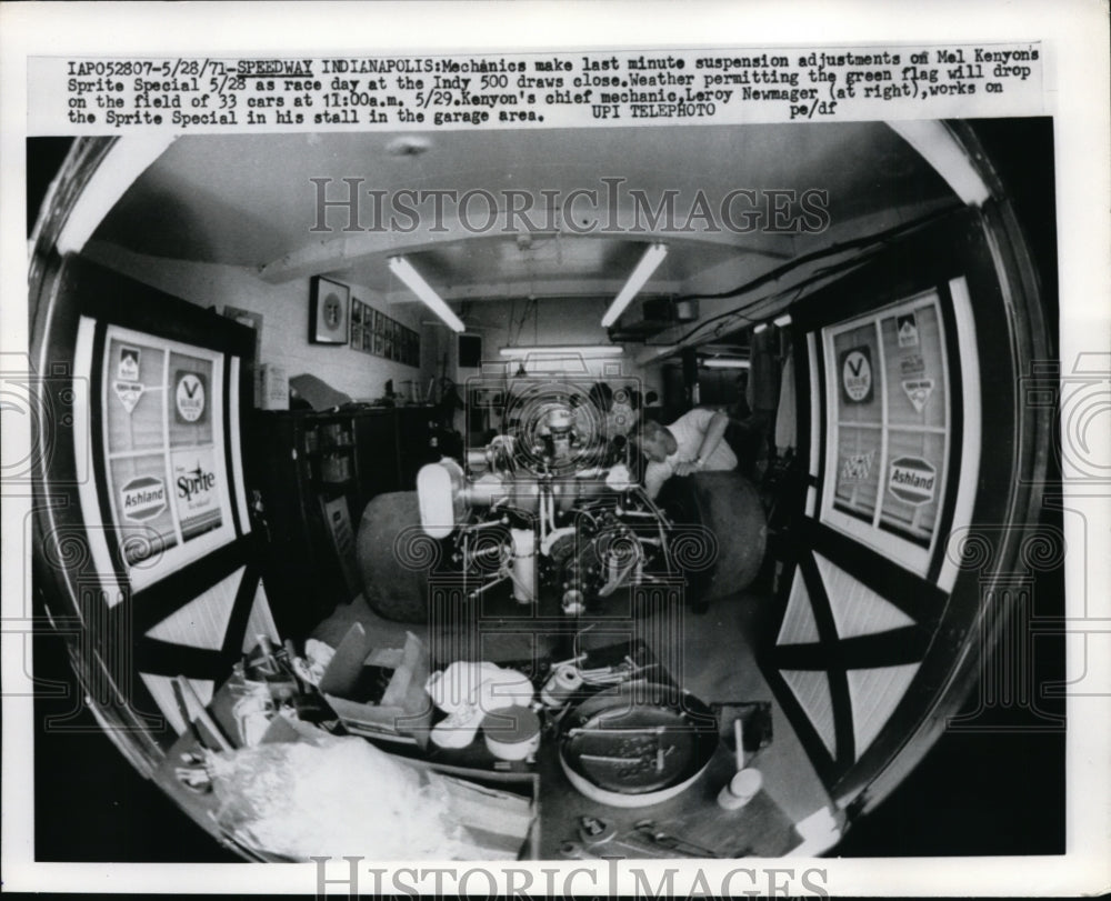 1972 Press Photo Men working on Mel Kenyon&#39;s car before Indianapolis 500 race- Historic Images