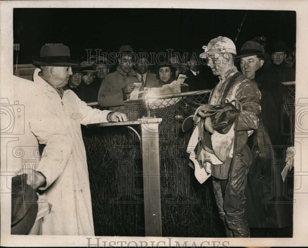 1940 Press Photo Jockey A Schmidt won in mud at Jamaica track in NY - net06618- Historic Images