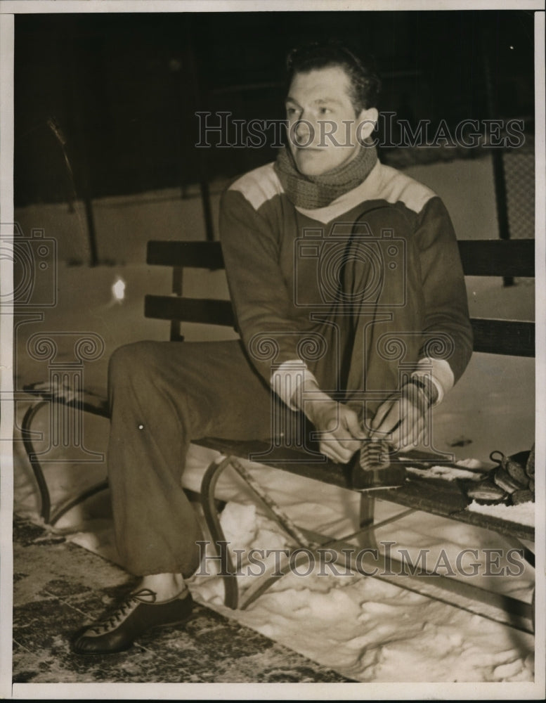 1939 Press Photo Track star Joseph Mostert fixes running shoes while in the snow- Historic Images