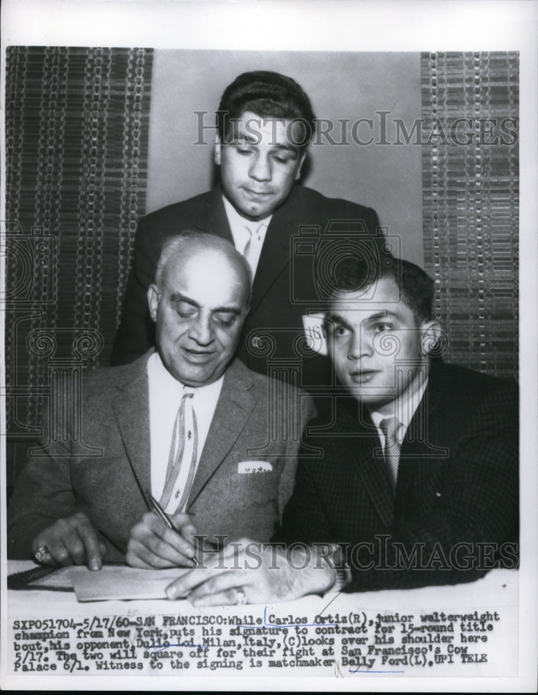 1960 Press Photo Boxing champ Carlos Ortiz signs contract to fight Dulie Loi- Historic Images