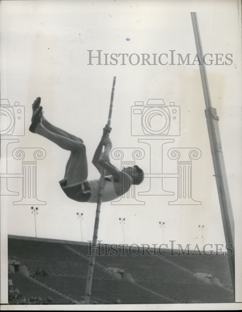 1941 Press Photo Pole vaulter Cornelius Warmerdam practices his jump - net07627- Historic Images