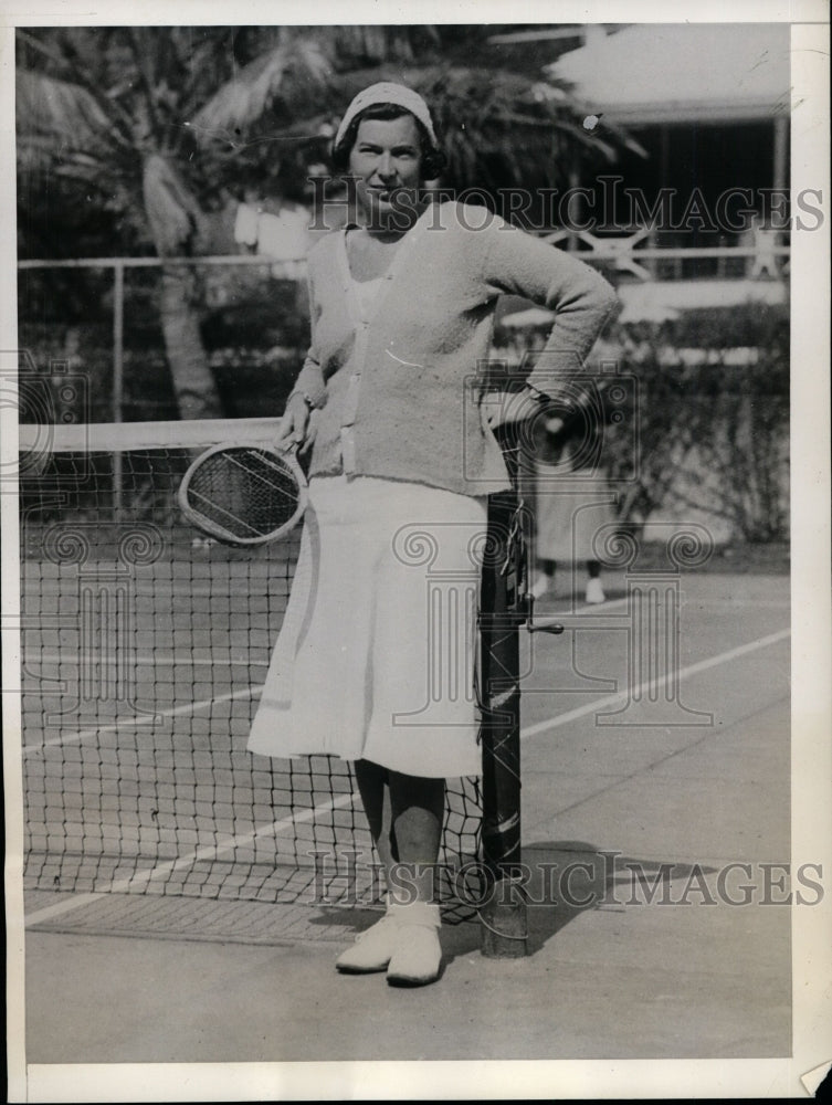 1933 Press Photo Tennis player Elinor Crow practices at Princess Hote, Bermuda- Historic Images