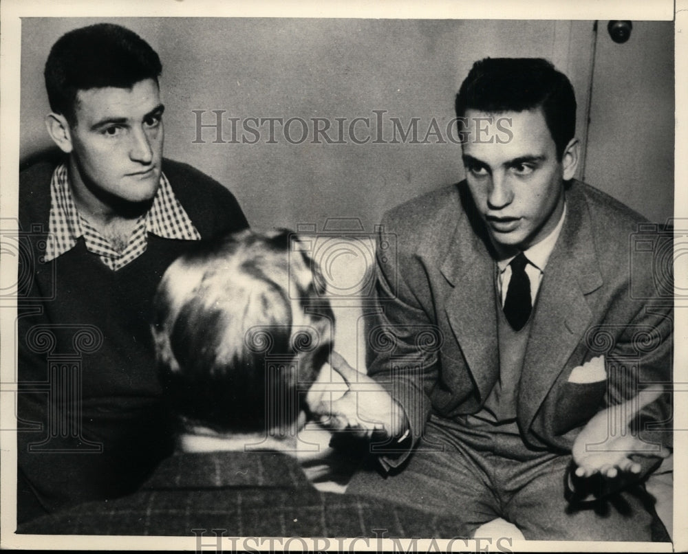 1951 Press Photo Two USC basketball players talk to coach Forrest Toogood- Historic Images