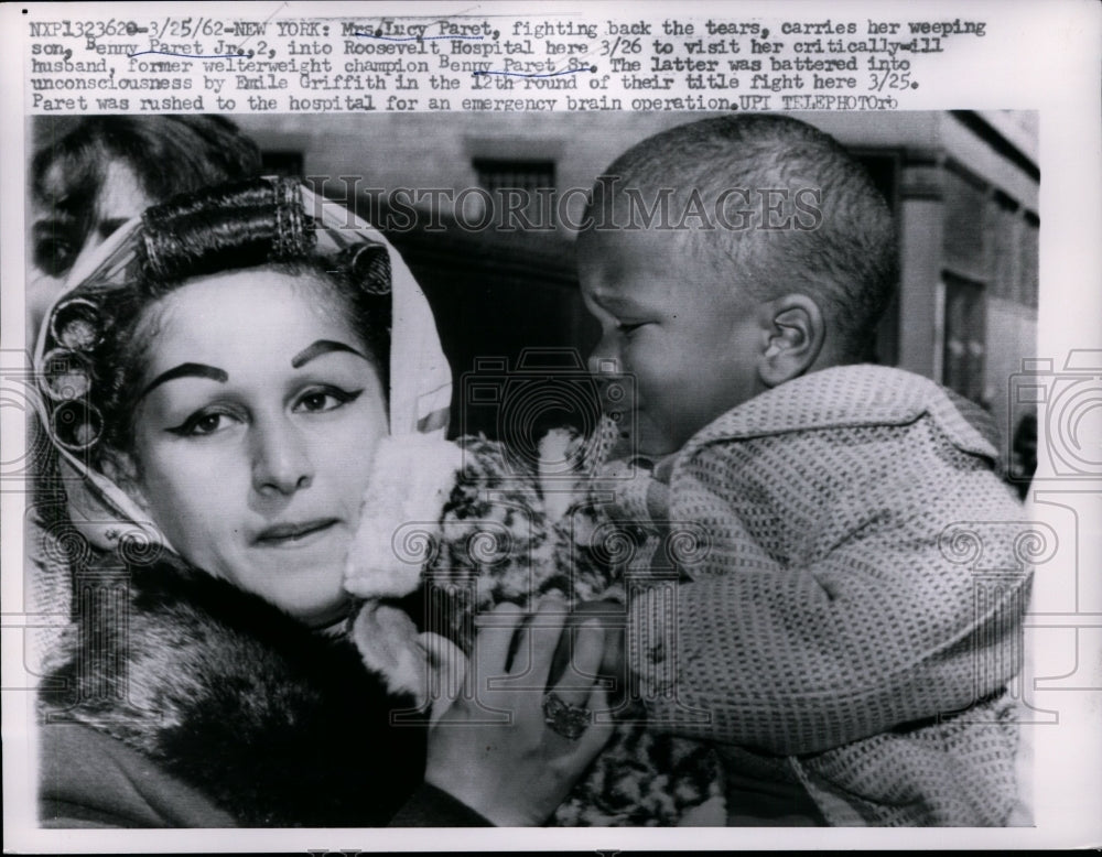 1962 Press Photo Mrs Lucy Paret &amp; baby Benny, husband is boxer Benny Paret Sr- Historic Images