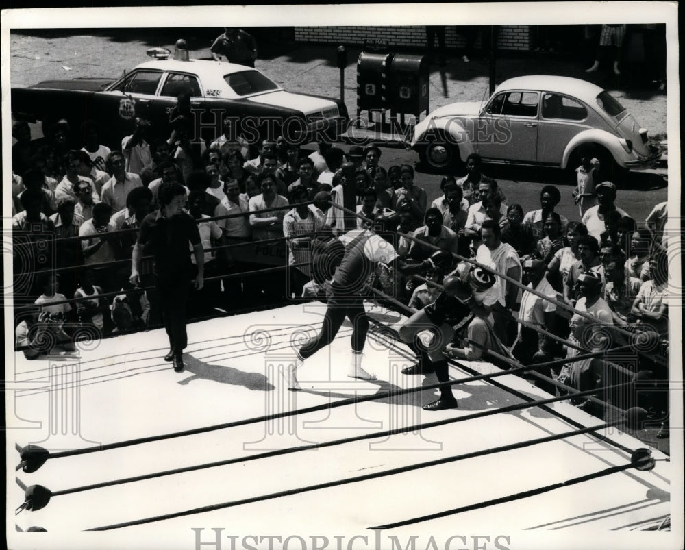 1972 Press Photo Rodrigo Valdes boxes Dustin Rodriques in Manhattan street- Historic Images