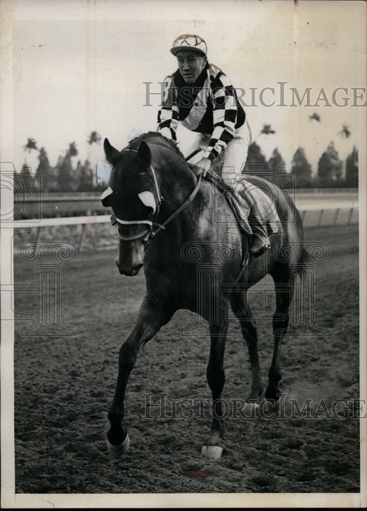 1939 Press Photo Racing horse Bagthan ridden by champion jockey Jimmie Stout- Historic Images