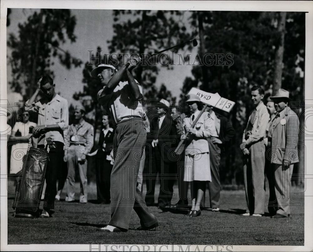 1946 Press Photo Golfer Sammy Byrd takes a shot in front of crowd of fans- Historic Images