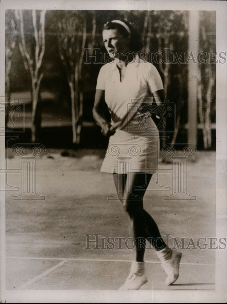 1935 Press Photo Mrs Vance McCauley at tennis at Nassau Bahamas - net08914- Historic Images