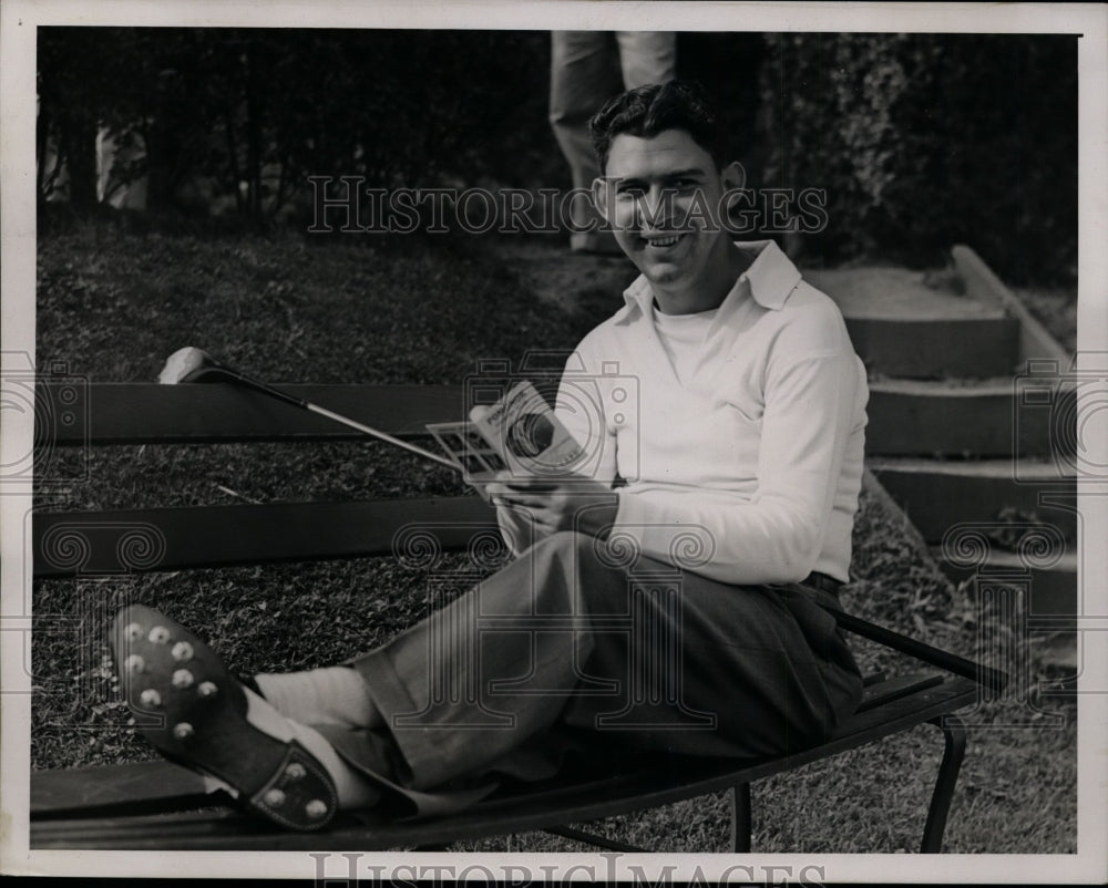 1939 Press Photo Golfer Clarence Dozer sitting on a bench - net09030- Historic Images