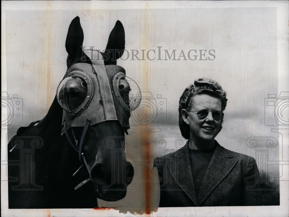 1946 Press Photo Racehorse Royal Hustle trainer Mrs. George Ellis in Mexico City- Historic Images