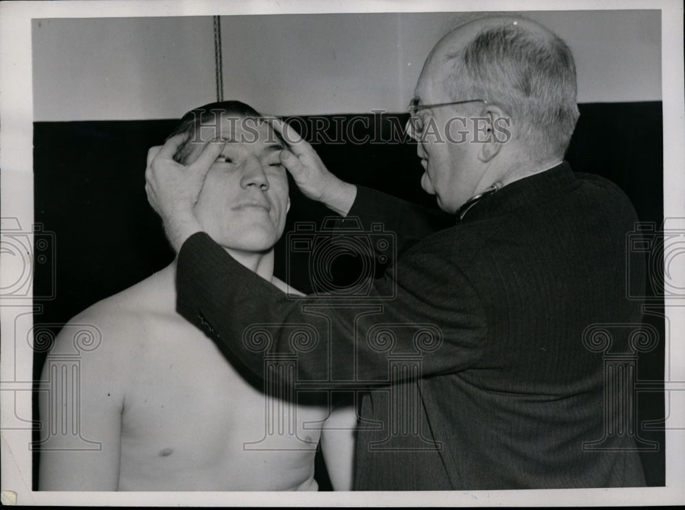 1938 Press Photo Tommy Farr weighs in for bout vs James Braddock - net09071- Historic Images