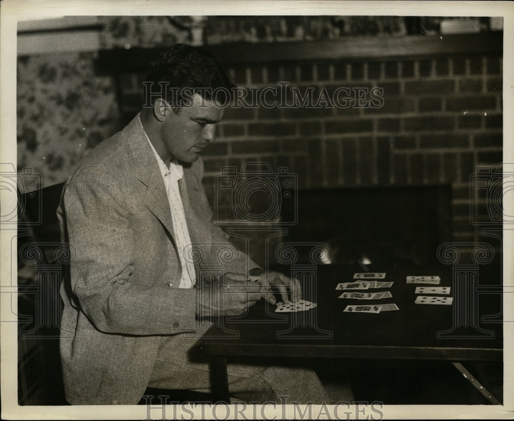 1931 Press Photo Boxer Young Stribling plays solitaire in training, Geauga Lake- Historic Images