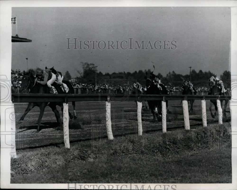 1944 Press Photo Oatmeal wins Goodwood Handicap at Jamaica racetrack in New York- Historic Images