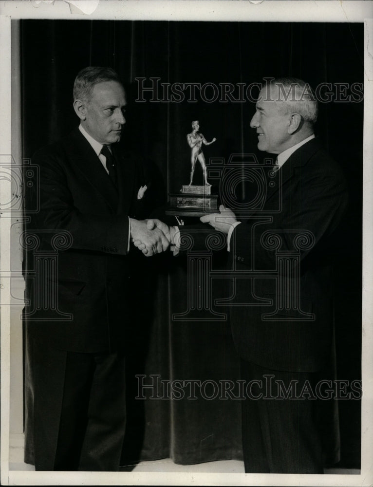 1931 Press Photo Ernest Lee Jahncko Asst Secretary of Navy & statue of boxer- Historic Images